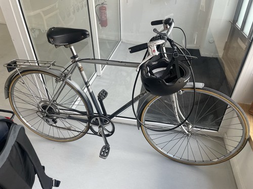 Vélo ville avec - casque, et