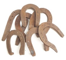 Lotto 7 ferri cavallo asino mulo antichi ferro battuto ruggine portafortuna? Mah