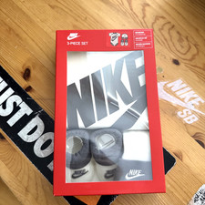 Nuovo Nike Baby 3 Pezzi Box Set Grigio Body Neonato Stivaletti Cappello - TAGLIA 0-6 MESI