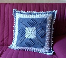 Cuscino in lana all'uncinetto