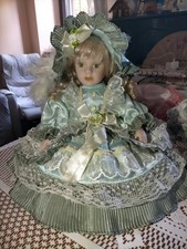 BAMBOLA IN PORCELLANA CON BASE