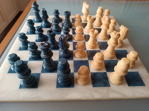 Scacchiera con scacchi - , in