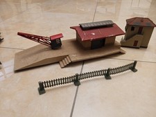 Magazzino Kibri (?) in latta ed stazione di comando in plastica scala H0 anni 60