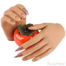 Mano pratica unghie inserita