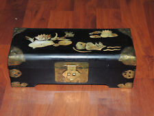 Antica cassapanca portagioie cinese in legno laccato con inserti in madreperla