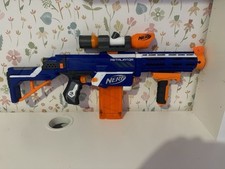 Nerf N Strike Elite Retaliator con attacchi