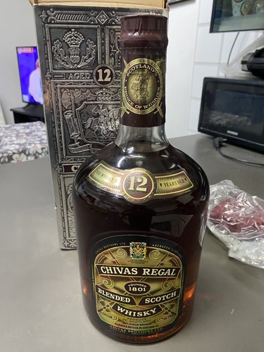 Bottiglia scotch whisky chivas - bottiglia,
