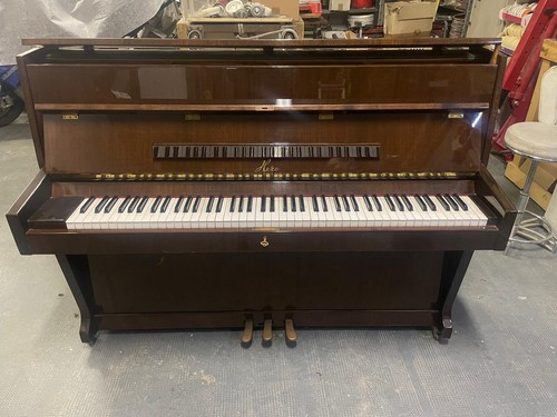 Pianoforte verticale muro hero - pianoforte,