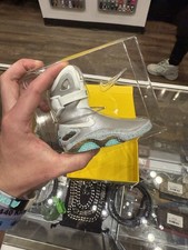 Figurina ceramica Nike Air Mag