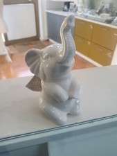 Elefante Seduto In Porcellana