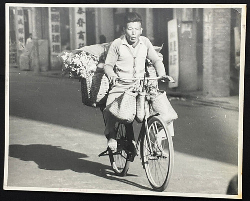 Uomo cinese bicicletta - un,