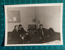 FOTO UOMINI DUE SOLDATI E UN CIVILE CON CANE SALOTTO E TV 1940 - 50 C. ( F 38 )