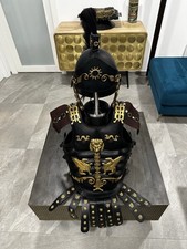 Corazza nera romana centurione generale gladiatore greco elmo e spalle spartano