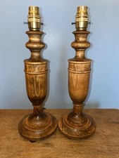 Coppia di bellissime lampade da tavolo/comodino in legno tornito vintage a grana