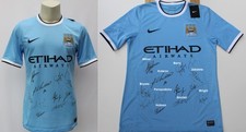 Maglia Manchester City Champions Home 2013-14 multi firmata inc. Fernandinho + certificato di autenticità