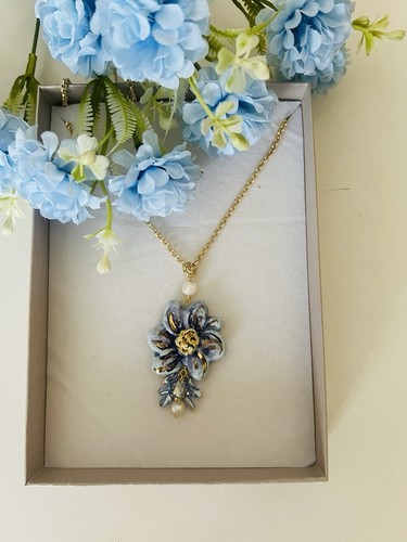 Collana con fiore in - collana,