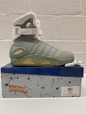 Scarpe futuristiche Universal