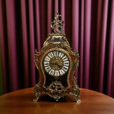 Antico orologio da tavolo francese Boulle con intarsi e bronzo