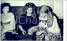 1970 ca COSTUME ITALIA Orietta BERTI tra le cartomanti (1) - Foto 30x20 cm