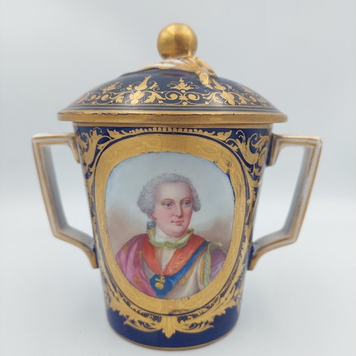 Antica tazza con - , coperchio