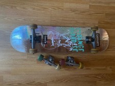 Skateboard Globe completo in ottime condizioni + 2 truck e 4 ruote 