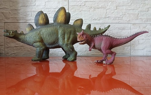 Carnotaurus stegosaurus 2014