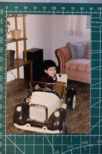 fotografia anni 70 - ritratto di bambino con automobilina a pedali (Stati Uniti)