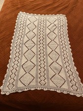 centrino ricamato a mano all’ uncinetto 