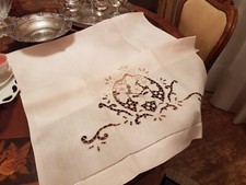 Coppia di Asciugamani in Lino Bellora. Ricamate a mano ad intaglio.