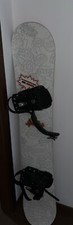 tavola snowboard drake usata,colore bianco sopra con fumetti, rosso-nero sotto