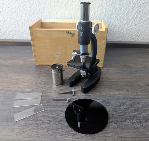 Vecchio microscopio per