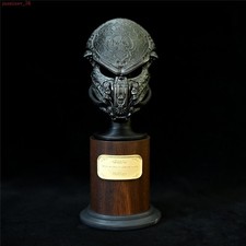 Statua maschera predatore in