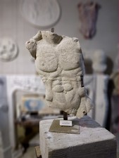 Scultura torso di atleta in