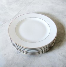 Limoges Bernardaud. 6 assiettes plates en porcelaine modèle Laeken