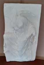 BASSORILIEVO IN RESINA nike che si toglie il sandalo cm. 92x53 h 14