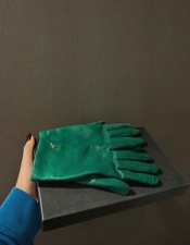 guanti di pelle Patrizia Pepe, colore verde acceso, in perfette condizioni.  