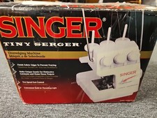 Macchina da cucire Singer Tiny Serger modello # TS380 più overedging usata 