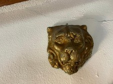 Coppia di teste di leone vintage dorate da appendere