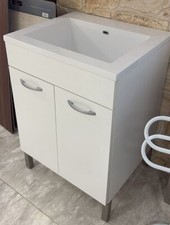 Mobile lavanderia con ante in