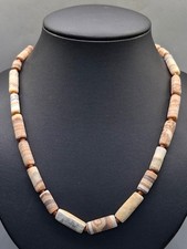 Bellissima collana realizzata con antiche perle di pietra di alabastro battri...