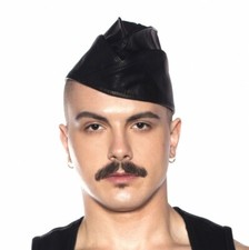 CAPPELLO NERO TRIANGOLO IN