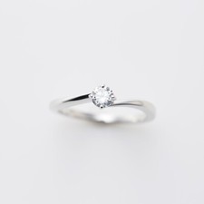 Dainty Bypass 0.25CT Round Cut