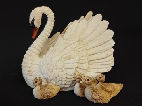 Leonardo swan and cygnets - leonardo, cygnets'