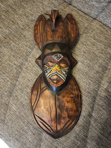 Maschera africana intagliata