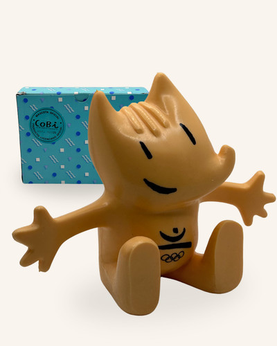 Cobi grande sentado con - grande, caja