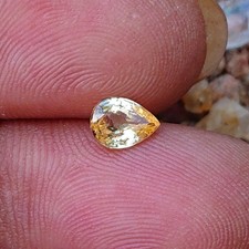 Zaffiro giallo a forma di pera