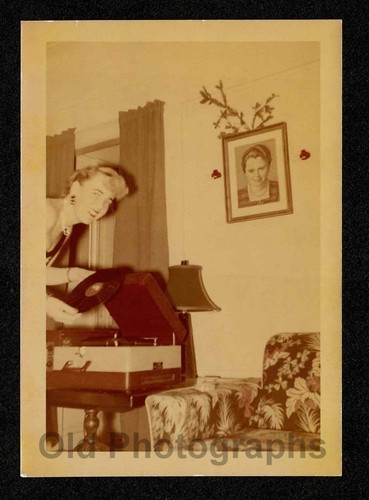 Donna con giradischi - con,
