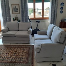 2 divani artigianali a due posti. Dimensioni 150x90x95. Uno è divano letto