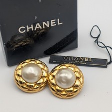 Orecchini tondi Chanel in oro