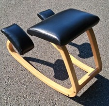 STOKKE VARIER BALANS SEDIA AL GINOCCHIO SGABELLO AL GINOCCHIO SEDIA PER SALUTE PELLE NERO BLACK